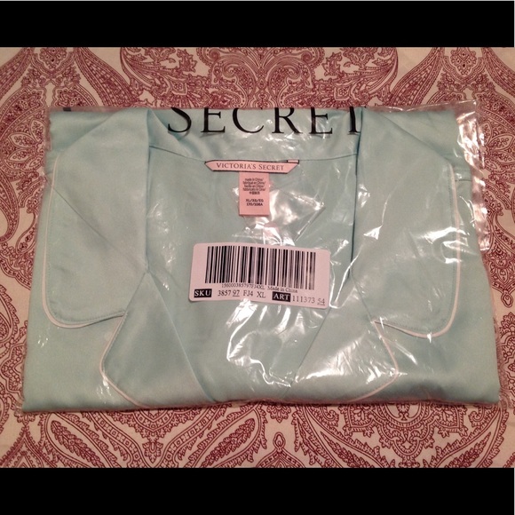 HP! NWT Victoria's Secret Satin Button-front Top - Picture 4 of 4